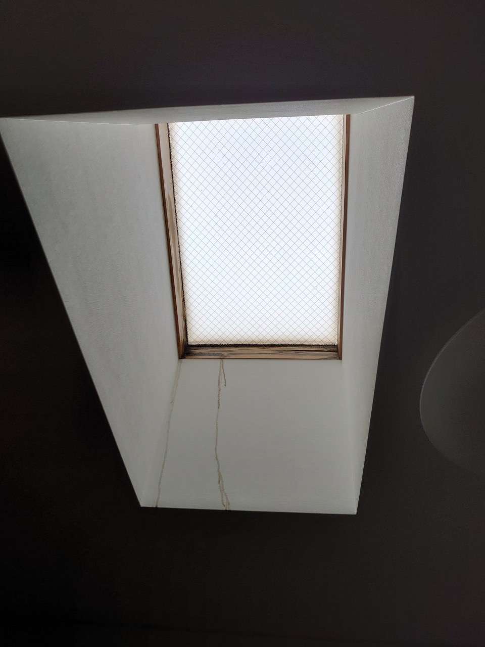 金沢市にて天窓からの雨漏り修理のご依頼をいただきました。Ｏ様邸