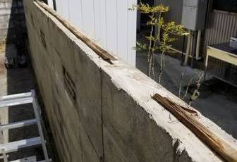 雪で壊れた塀瓦の縛り直しをしました。