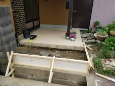 金沢市　M様邸　玄関先のコンクリート打ちと立水栓の水受けの設置