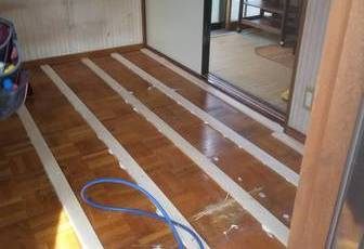 金沢市　借家の床と壁紙リフォーム