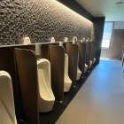 トイレにプライバシーを！男子トイレパーテーション取付